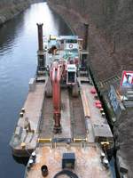 Der Schwimmgreifer Krabbe (05015230 , 33,25 x 8,03m) lag am 14.01.2020 im Teltowkanal in Berlin-Britz an der Wilhelm-Borgmann-Brücke.