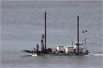 Das 1976 gebaute Arbeitsschiff ROCHEN (IMO 8823006) ist am 14.06.2019 Höhe Bremerhaven auf der Weser unterwegs. Es ist 25,65 m lang und 9,50 m breit, hat eine GT/BRZ von 124 und eine DWT von 236 t. Heimathafen ist Wiesmoor.