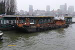 WASSERBAU I am 17.12.2021, Hamburg, Elbe, im Fährkanal am Prüsse-Ponton / Foto bei sehr diesigem Wetter von einer HADAG-Fähre /
Ex BW-Landungsboot (Flußfähre)  / Lüa 27,38 m, B 7,2 m, Tg 1,22 m /  2 MWR-Diesel  a´220 PS / gebaut 1960 bei Schimag, Mannheim /
