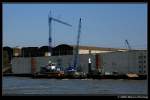 Die Arbeitsschiffe  Wesel/D  und  Widder  an dem Gelände, wo das neue Containerterminal am Rhein in Duisburg entsteht.