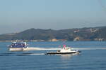 Tōkai Kisen Boeing 929 jetfoil『SEVEN ISLANDS YUI』 und Lotsenboot『AB34C-12-3海174  LEO(れお) 』der Wing Maritime Service, Am 09.01.2023, Uraga-Kanal, Bucht von Tokio.