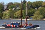Arbeitsschiff TK 1; Eigner/Betreiber: Taucher Knoth; Datum: 29.04.2026; Aufnahmeort: Elbe/Hafen Hamburg, Deutschland.