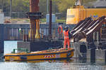 Arbeitsboot von der Firma Züblin am 28.4.2021 beim Ponton MP 36 im Hafen von Neustadt / Holstein