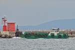 Garanghide TS 386, leeres Arbeitsboot, fhrt am Leuchtfeuer vom Hafen in Triest vorbei. Kann keine Angaben ber das Schiff im Netz finden.