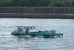 Das Aufräumboot  Kengashin Nr.5 (建河清 第5号) fährt auf dem Sumida-Fluss nach Norden.