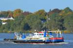 Die Maasmond IMO-Nummer:8862129 Flagge:Niederlande Länge:40.0m Breite:9.0m Baujahr:1931 Bauwerft:Stettiner Oderwerke,Stettin Polen passiert den Rüschpark Hamburg Finkenwerder am 23.10.15