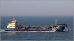 Die 1974 gebaute SIF R (IMO 7424358) ist am 27.05.2012 vor der Hafeneinfahrt von Calais im Einsatz. Sie ist 80 m lang, 14 m breit, hat eine GT von 1.693 und eine DWT von 2.700. Heimathafen ist Zeist (Niederlande):