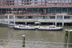 BILLWERDER (H 3421) und BUNTHAUS (H 3422) am 16.11.2021, Hamburg, Magdeburger Hafen, Anleger „Maritimes Museum“  /  BILLWERDER: ex-Name: HAFENVERWALTUNG 3 /  Barkasse / Lüa 15,1 m, B