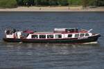 Hafenbarkasse BUENOS AIRES (ENI 5104050); Eigner/Betreiber: B�low; Datum: 08.05.2026; Aufnahmeort: Elbe/Hafen Hamburg, Deutschland. Das Bild entstand anl�sslich der Einlaufparade zum 837. Hafengeburtstag.