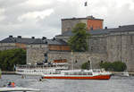Das Fahrgastschiff »Daphne« vor der Vaxholm Festung im Stockholmer Scherenhof.
