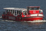 Hafenbarkasse EUROPA (ENI 04813300 ); Eigner/Betreiber: Maritime Circle Line (MCL); Datum: 19.07.2025; Aufnahmeort: Elbe/Hafen Hamburg, Deutschland.