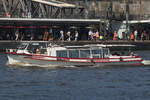 Hafenbarkasse FEINE DEERN (ENI 05108270); Eigner/Betreiber: Barkassenmeyer; Datum: 01.07.2025; Aufnahmeort: Elbe/Hafen Hamburg, Deutschland. Das Bild zeigt die FEINE DEERN vor den St.Pauli Landungsbrücken.