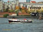 HANSA (ENI 05100930) am 20.10.2013, Hamburg, Elbe Höhe Altona Fischmarkt /
Rundfahrtbarkasse / Lüa 17,65 m, B 3,72 m, Tg 1,36 m / 1 Diesel 138 kW, 188 PS / max. 70 Fahrg. / 1964 bei J.Grube, Hamburg / Eigner: Barkassenbetrieb Bülow GmbH /
