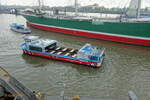 HANNA ABICHT (ENI 04812560) (H 6077) am 29.10.2022, Hamburg, Elbe, Hinterkante Landungsbrücken beim Einparken / Rundfahrtbarkasse / Lüa 20 m, B 6,5 m, Tg 1,14 m / 1 Diesel, MAN 2866 LXE 401, 146 kW (198 PS) / gebaut bei Feltz, HH-Finkenwerder / Indienststellung Juli 2017 / 130 Pass. /
