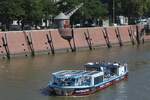 Hafenbarkasse HUGO ABICHT;  Eigner/Betreiber: Reederei Rainer Abicht; Aufnahmeort: Elbe/Hafen Hamburg, Deutschland; Datum: 18.08.2025; Info: (ENI 04811100)  Das Bild zeigt die HUGO ABICHT im Zollkanal der Speicherstadt. Im Hintergrund der historische ...