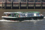 Hafenbarkasse  HILTRUD EHLERS (H 6013); Eigner/Betreiber: Ehlers; Datum: 01.07.2025; Aufnahmeort: Elbe/Hafen Hamburg, Deutschland. Das Bild zeigt die HILTRUD EHLERS auf Höhe Altona.