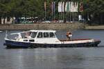 Arbeitsbarkasse H 3413; Eigner/Betreiber: Hansestadt Hamburg; Datum: 26.08.2025; Aufnahmeort: Alster (Binnenalster) Hamburg, Deutschland; Das Bild zeigt die H3413 auf der Binnenalster vom Ballindamm