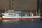 Hafenbarkasse JESSICA ABICHT (ENI 05103700); Eigner/Betreiber: Reederei Abicht; Datum: 02.10.2025; Aufnahmeort: Elbe/Hafen Hamburg, Deutschland. Das Bild zeigt die JESSICA ABICHT hinter den St.Pauli Landungsbrücken.