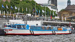 KLEIN ERNA (ENI 04804610) am 27.05.2019 bei den Landungsbrücken im Hafen von Hamburg