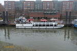 KONSUL (ENI 04809570) am 17.12.2021, Hamburg, Elbe, Pontonanlage im Binnenhafen /  Barkasse, sinksicher / Lüa 21,39 m, B 4,65 m, Tg 1,0 m / 2 Deutz-Diesel, ges.