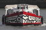 Hafenbarkasse LÜTTE DEERN; Eigner/Betreiber: Barkassen Meyer; Aufnahmeort: Elbe/Hafen Hamburg, Deutschland; Datum: 11.07.2025; Info:  Das “Kleine Mädchen“ fährt durch den