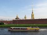 Noch ein Ausflugsschiff ohne Namen vor der Peter-und-Paul-Festung in St. Petersburg, 19.8.17

Suchbild: Finde zehn Unterschiede zum Schiff im vorherigen Bild :-)