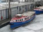 Nordsee IV von Kapitän Prüsse liegt derzeit eingefroren in der Elbe. Dieses Schiff ist bereits über 80 Jahre alt. 10.2.2012