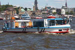 Hafenbarkasse PAUL ABICHT; Eigner/Betreiber: Reederei Rainer Abicht; Aufnahmeort: Elbe/Hafen Hamburg, Deutschland; Datum: 10.06.2015; Info:  (ENI 04805990) Lüa 18,00 m, B 4,8 m, Tg 1,1 m, / 1 Diesel, 100 kW, 136 PS / ges. Fahrgäste: 60 / 2007 bei Behrens Schiffs- und Schweißtechnik GmbH, Hamburg-Finkenwerder. Das Bild  zeigt die PAUL ABICHT kurz unterhalb der St.Pauli Landungsbrücken.