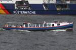 Hafenbarkasse (ex?) PETER II (H 3072); Datum: 09.05.2026; Aufnahmeort: Elbe/Hafen Hamburg, Deutschland. Das Bild entstand anl�sslich des 837. Hafengeburtstages. Der Namensschriftzug 'PETER II' wurde offenbar entfernt/�bermalt.