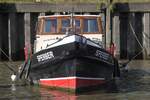 Hafenbarkasse SPERBER (MMSI 211776980); Eigner/Betreiber: privat; Datum: 17.08.2025; Aufnahmeort: Elbe/Hafen Hamburg, Deutschland. Das Bild zeigt die SPERBER an ihrem Liegeplatz im Museumshafen Oevelgönne.