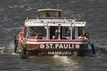 Hafenbarkasse  ST.PAULI (ENI 05108400); Eigner/Betreiber: MCL; Datum: 10.08.2025; Aufnahmeort: Elbe/Hafen Hamburg, Deutschland.