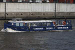 Hafenbarkasse TOKYO (H5108800) der Maritime Circle Line (MCL) im Hamburger Hafen (Elbe) vor der Elbphilharmonie am 11.06.2025. Die zumeist touristisch genutzte Barkasse (Stichwort:  Hafenrrrrrundfahrt mit Speicherrrrrstadt... ) trägt Werbebeschriftung einer bekannten Bierbrauerei aus der Grenzregion zu Dänemark.