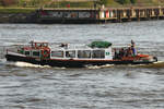 Hafenbarkasse UWE;  Eigner/Betreiber: Ehlers;  Aufnahmeort: Elbe/Hafen Hamburg, Deutschland;  Datum: 05.05.2011;  Info:(H3058) Rundfahrtbarkasse / Lüa 1508 m, B 3,66 m, Tg m / 1 Diesel, Iveco 85