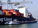 ATLANTIC-CARRIER(02322333; L=108; B=11m; 2991t; 2x900PS; Bj.1973)betankt im Rotterdamer Hafen das Containerschiff LIVERPOOL-EXPRESS;110902