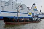 Klein gegen Groß, Tanker „CORA“, ENI 05104550; Bj 1968 fährt im Kaiserafen von Bremerhaven an der RO-Pax Fähre Peter Pan vorbei.  09.04.2018  (Hans)