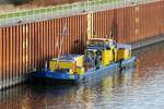 Bunkerboot Elbe (05801920 , 31 x 5,08m) mußte am 24.11.2016 auf seine Bergschleusung im Unteren Vorhafen der Schleuse Rothensee warten.