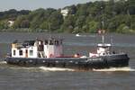 Entsorger JOHN MASCOW (ENI 05106330); Datum: 26.08.2026; Aufnahmeort: Elbe/Hafen Hamburg, Deutschland.