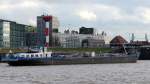 Das Tankschiff Kaddy am 08.01.2014 bei der Einfahrt in den Fischereihafen von Bremerhaven. Sie ist 80m lang, 9m breit und hat einen Tiefgang von 1,4m.