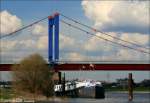 Das Bunkerschiff  Rheintank Homberg  unterhalb der Friedrich-Ebert-Brcke in Duisburg-Homberg.