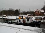 Der Eisbrecher ELCH vom WSA Lauenburg ist vom Unterwasser heraufgeschleusst.