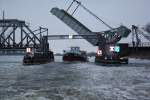 Eisbrecher Kienitz vom WSA Eberswalde passiert die Stettiner Eisenbahnbrcke am 7.01.2011 auf der Oder.