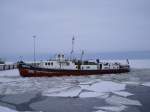 Der Eisbrecher Kienitz  vom WSA Eberswalde war im Stettiner Haff und luft jetzt den Hafen Berndshof in Vorpommern an.Foto 08.02.2012