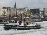 Eisbrecher  Keiler  im Einsatz auf der Elbe - im Hintergrund die Kulisse Hamburgs - 10.2.2012