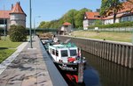 Der ex.WSA Eisbrecher Tümmler in der Schleuse Kleinmachnow auf dem Weg nach Berlin.Für die Brückendurchfahrten muste das Steuerhaus der Prof.Otto Lidenbrock  abgebaut werden.Foto