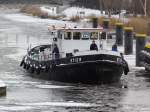 Eisbrecher STIER vom WSA Lauenburg mit Heimathafen Geesthacht kommt in die   Berkenthiner ELK-Schleuse zum herabschleusen in das Unterwasser...