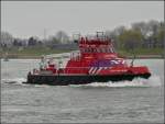 Feuerwehrschiff, (Brandweer Zuid-Holland), tuckert gemächlich auf dem Maaskanal bei Dordrecht an mir vorbei.