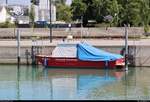 Blick auf ein Motorboot der Feuerwehr Kreuzlingen (CH) (TG 1?33), das im Hafen Kreuzlingen (CH) auf dem Bodensee liegt.