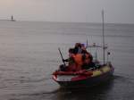 Rettungs-Boot der FF-Cuxhaven macht sich in den Abendstunden für eine Einsatzfahrt bereit;090827