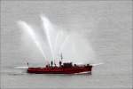 Das 1941 gebaute LSCHBOOT 1 aus dem Museumshaven Vegesack testet am 29.04.2012 seine Pumpen auf der Weser Hhe Bremerhaven. Es ist 19,3 m lang und 4,1 m breit. Die Pumpenleistung betrgt bis zu 720 m/h. Am Abend nimmt LSCHBOOT 1 an den Deutschen Meisterschaften im Auf dem Teller drehen im Neuen Hafen von Bremerhaven teil. Dazu empfehle ich das Video bei Schiffvideos.eu