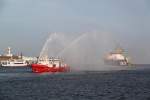 Das Feuerwehrlöschboot machte ein schöne Wasserfontäne im Hafen Warnemünde.16.03.2013